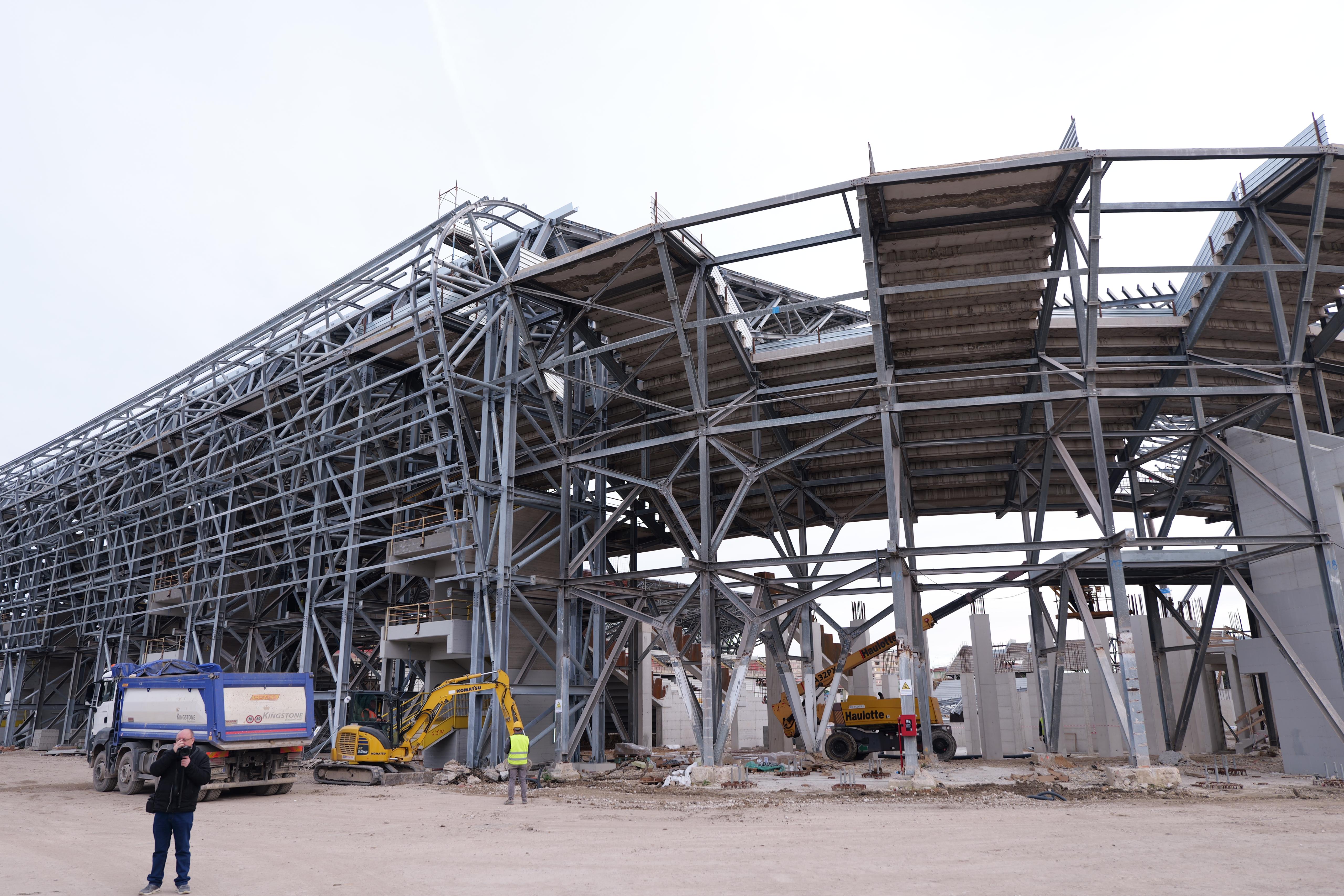 Galleria Giochi del Mediterraneo, a sei mesi dall’inizio della cerimonia di inaugurazione il sopralluogo di Decaro sui cantieri a Taranto, insieme al ministro Abodi - Diapositiva 5 di 7