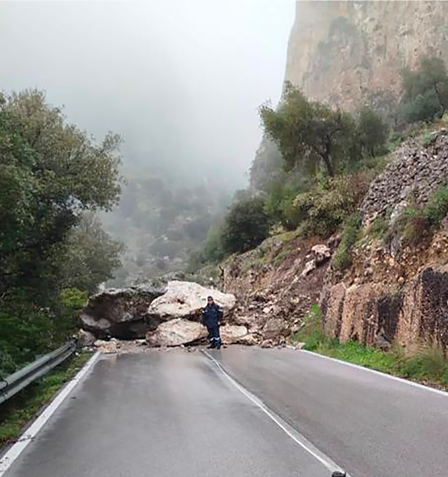 Galleria Frana su SS 89 a Mattinata: tavolo istituzionale in Prefettura definisce i prossimi passi per la messa in sicurezza e la riapertura - Diapositiva 3 di 5