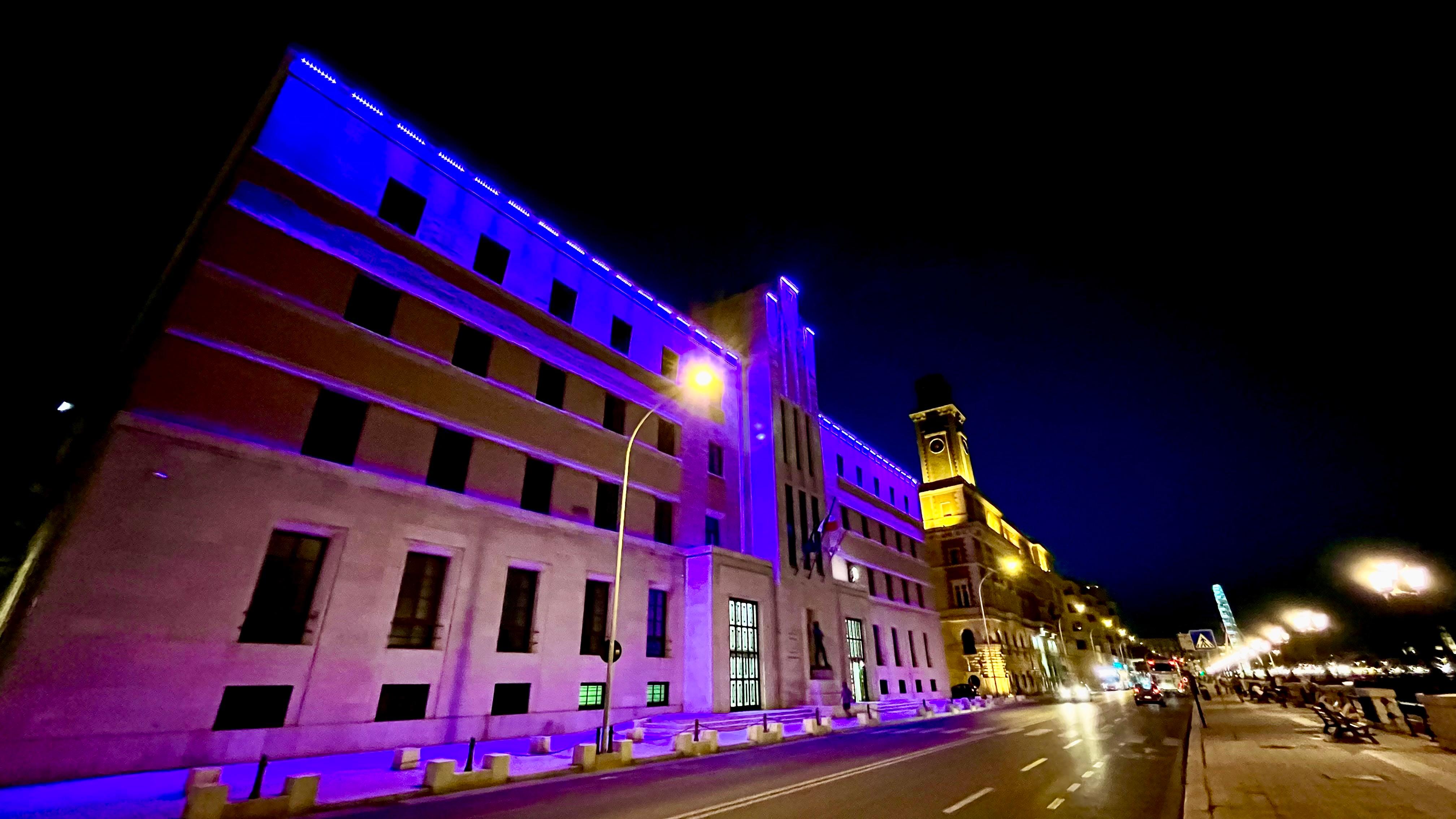 Galleria La facciata della Presidenza della Regione si illumina di blu per la Giornata Nazionale delle vittime civili delle guerre e dei conflitti nel mondo - Diapositiva 3 di 5