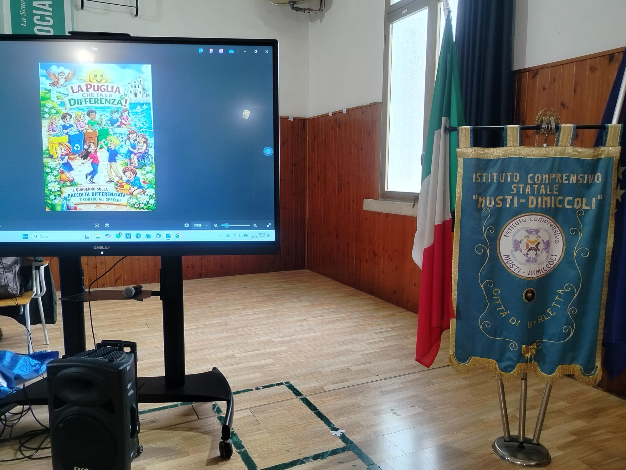 Galleria La Puglia che fa la differenza entra a scuola, l’assessore regionale all'Ambiente e Antonio Stornaiolo consegnano il quaderno sulle buone pratiche per la gestione dei rifiuti e contro gli sprechi - Diapositiva 7 di 17