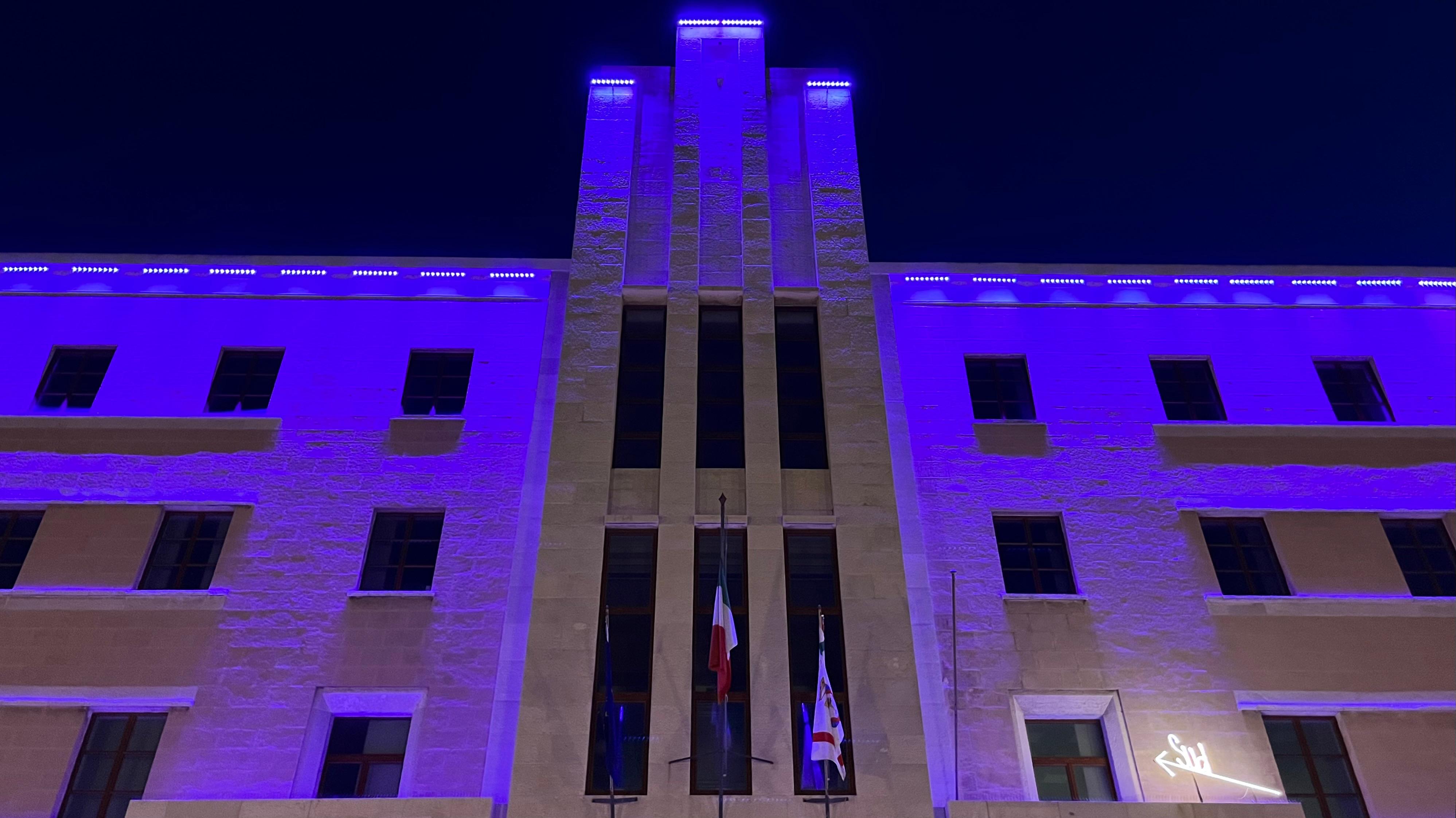 Galleria La facciata della Presidenza della Regione si illumina di blu per la Giornata Nazionale delle vittime civili delle guerre e dei conflitti nel mondo - Diapositiva 2 di 5