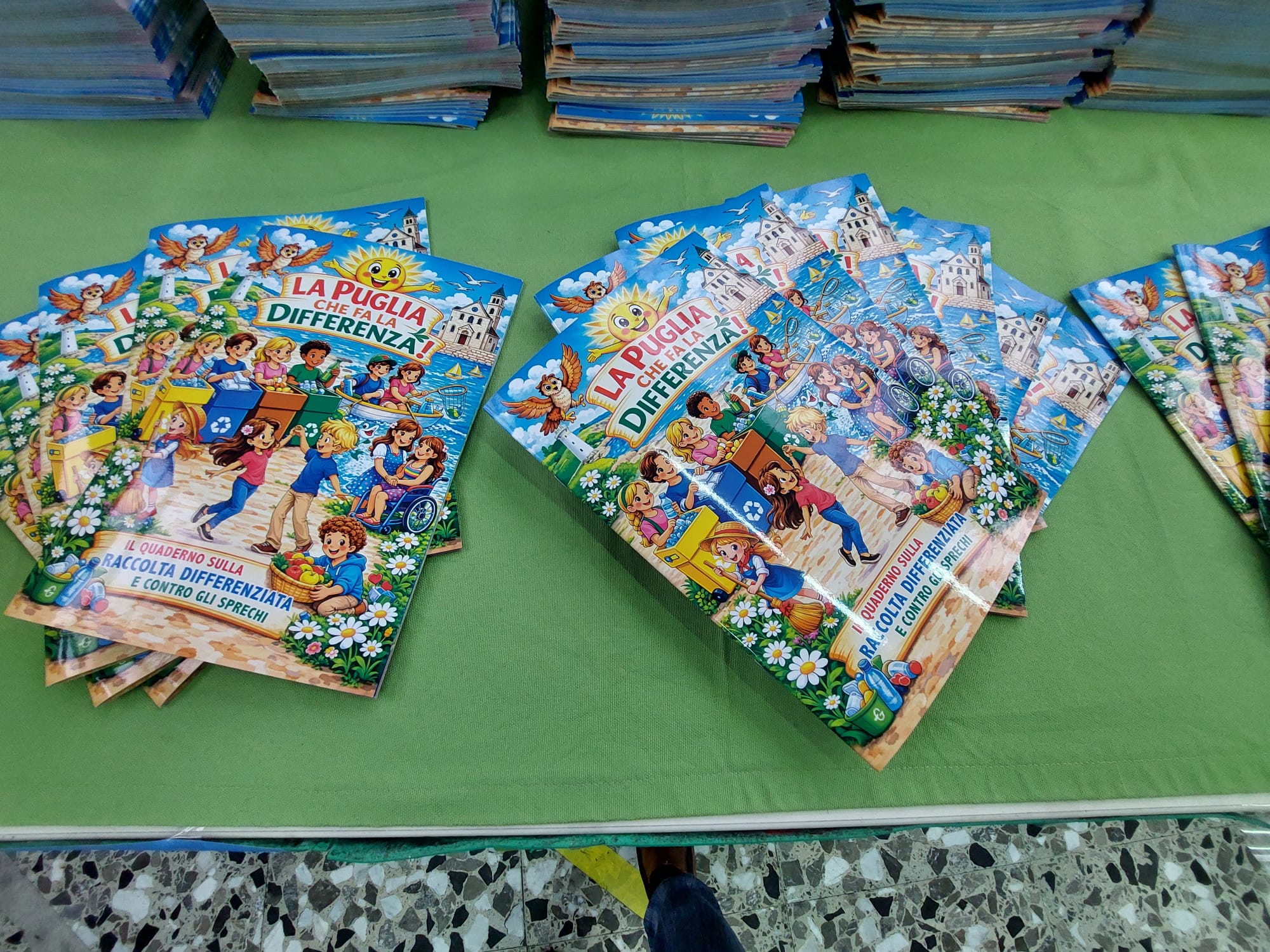 Galleria La Puglia che fa la differenza entra a scuola, l’assessore regionale all'Ambiente e Antonio Stornaiolo consegnano il quaderno sulle buone pratiche per la gestione dei rifiuti e contro gli sprechi - Diapositiva 1 di 17